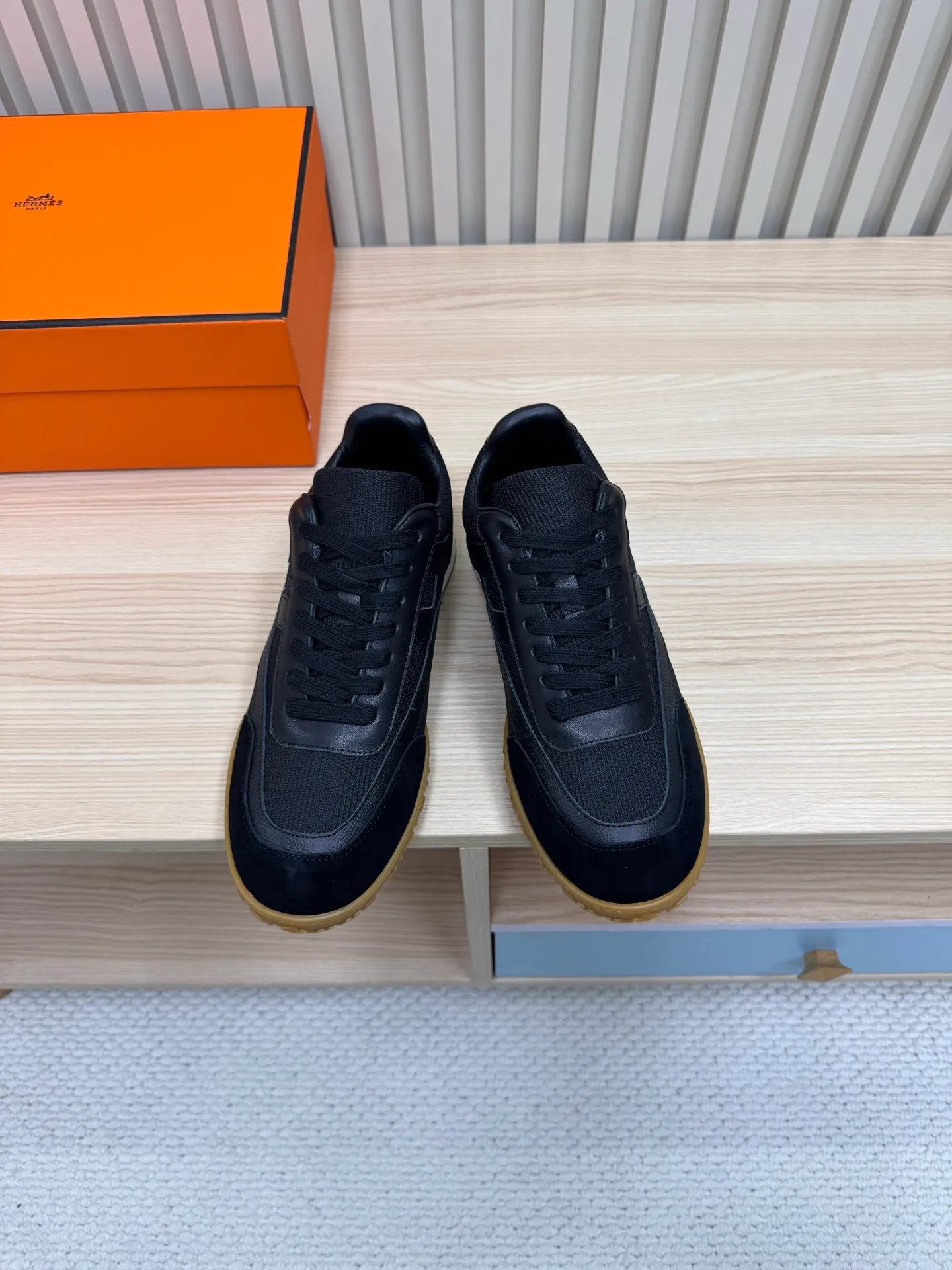👟👟Ex-factory price 600👟👟 Hermes / Top version #couple style 24ss casual sneakers Suede goatskin sneakers decorated with contrasting patterns and iconic "H" details, beautifully packaged at the delivery counter🛍📦 Fabric: suede + down cloth Lining: mixed sheep lining Outsole: original TPU Bottom thickness: 2CM Size: 35-45